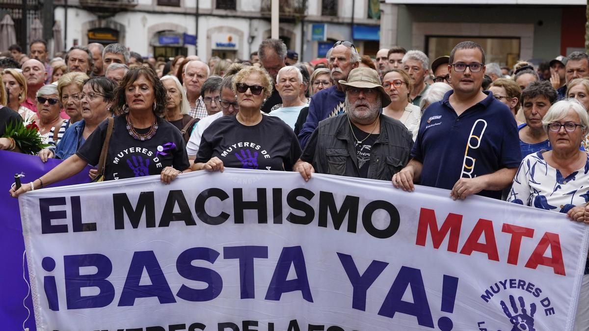 Una de las pancartas con la frase "El machismo mata, ¡basta ya!, durante la concentracion de repulsa celebrada ayer, jueves, en Llanes por el asesinato machista de Laura Cruz Vega.