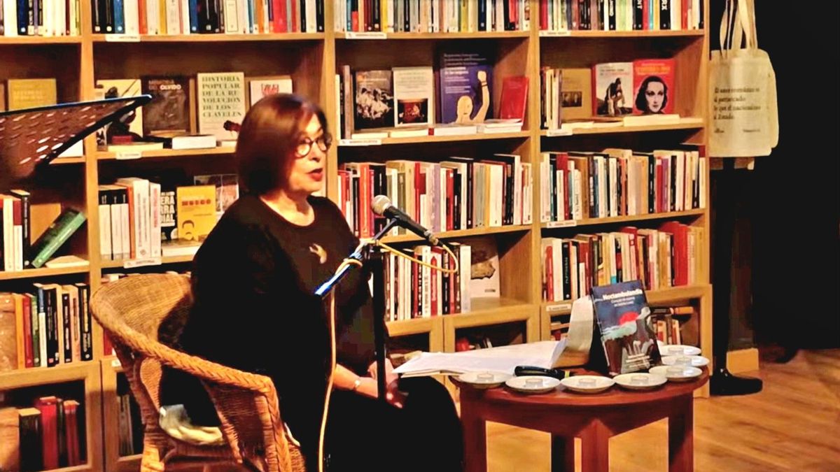 La historiadora del arte Esther López Sobrado en la presentación de 'Noctambulandia' en La Vorágine.