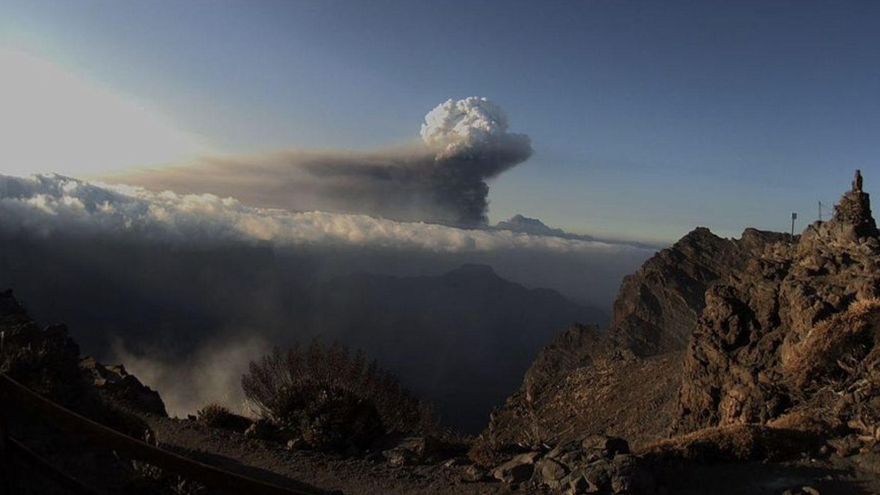 La columna de cenizas del volcán de La Palma ha superado los 5.000 metros de altura sobre el nivel del mar