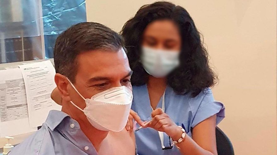El presidente del Gobierno, Pedro Sánchez, recibe la tercera dosis de la vacuna.