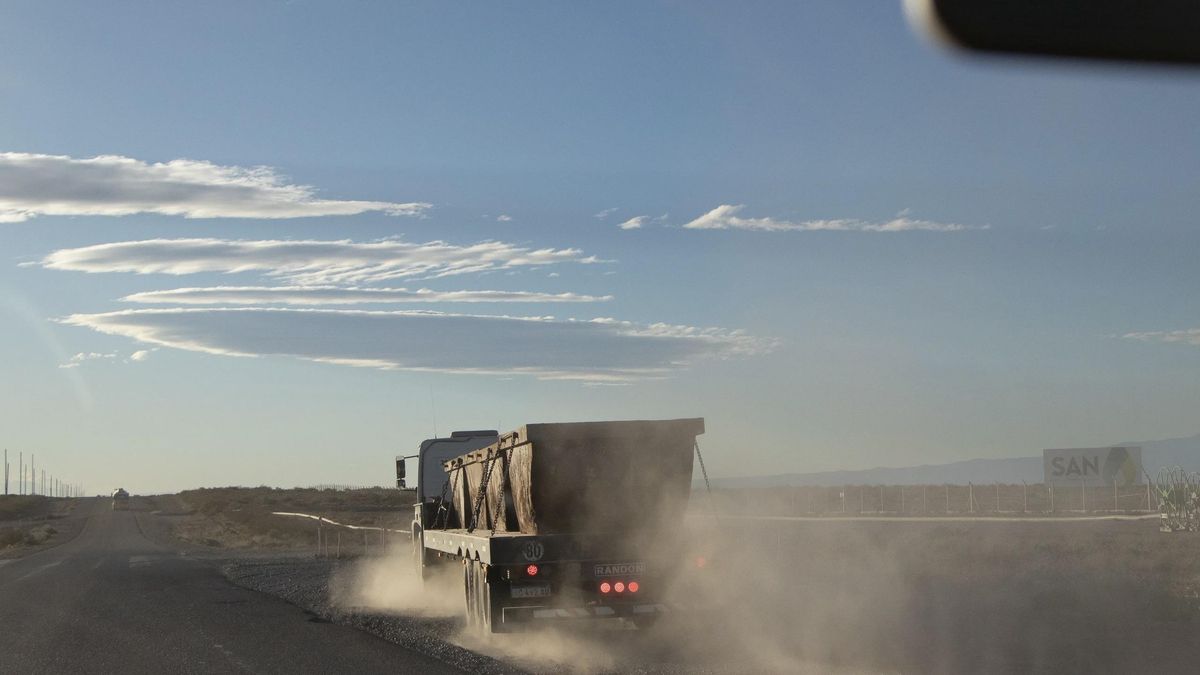 En la actualidad, un flujo constante de vehículos pesados y de transporte industrial atraviesa Añelo, entre Vaca Muerta, los vertederos y las plantas de tratamiento cercanas.