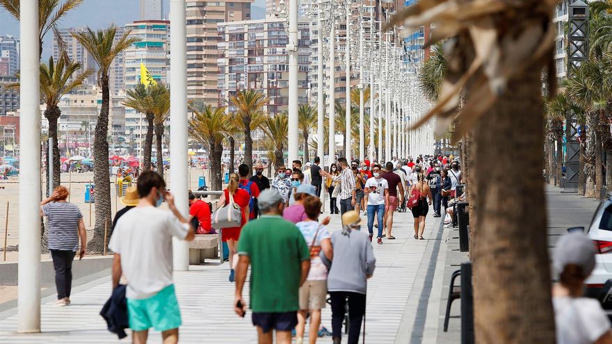 Los bañistas han comenzado a acudir a las playas a disfrutar del buen tiempo como en esta de Benidorm