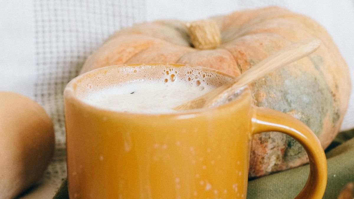 Es una de las bebidas calientes más populares del otoño y su origen es incierto entre historia y reclamo comercial