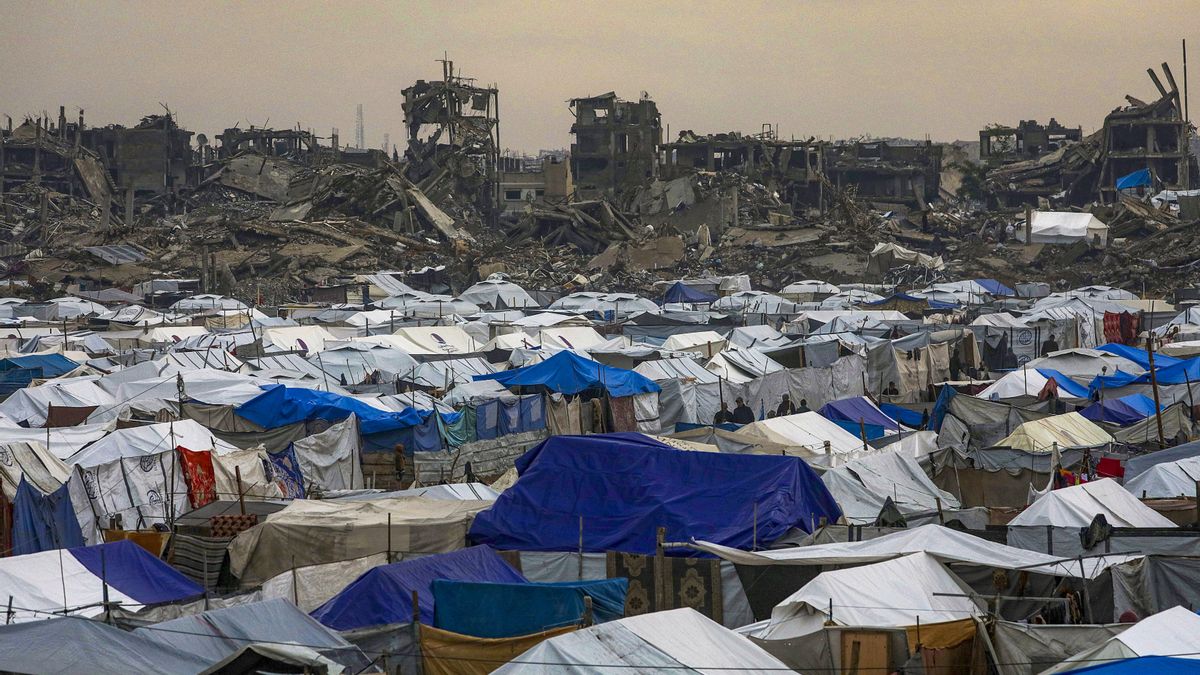 Son once los muertos por el temporal en Gaza a causa de derrumbes de las ruinas EFE/EPA/MOHAMMED SABER