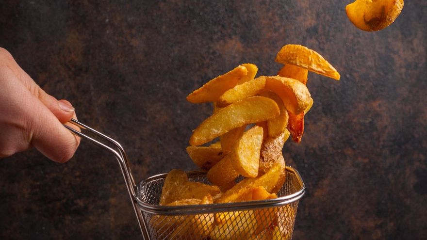 No podremos llenar el cestillo de la freidora de patatas, para asegurarnos de que se cocinan bien tenemos que dejar espacio entre ellas