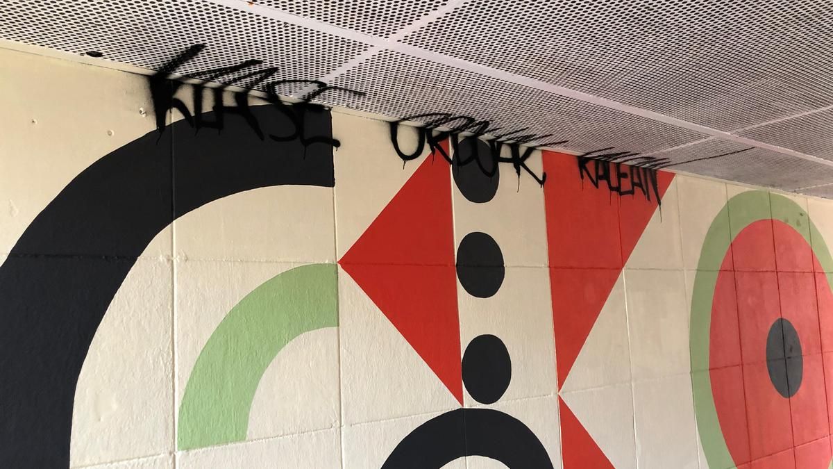 Pintadas en el mural recién estrenado