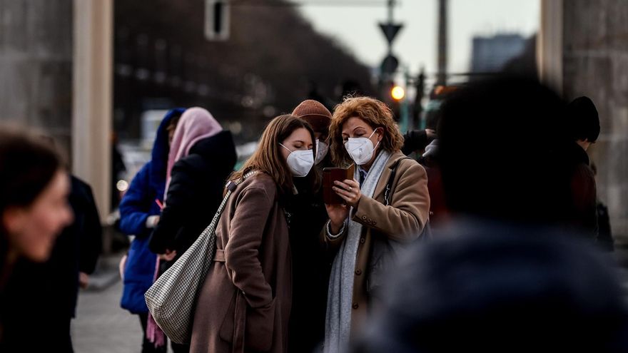 Transeuntes en una calle de Berlín.