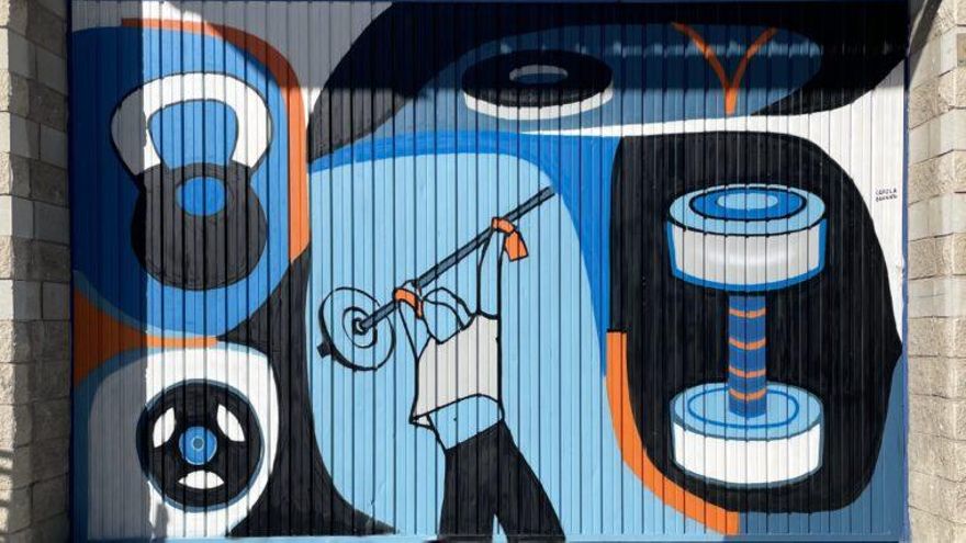 Así lucen las persianas de hasta 185 tiendas de pequeños comercios de Barcelona gracias a la creatividad de 11 artistas
