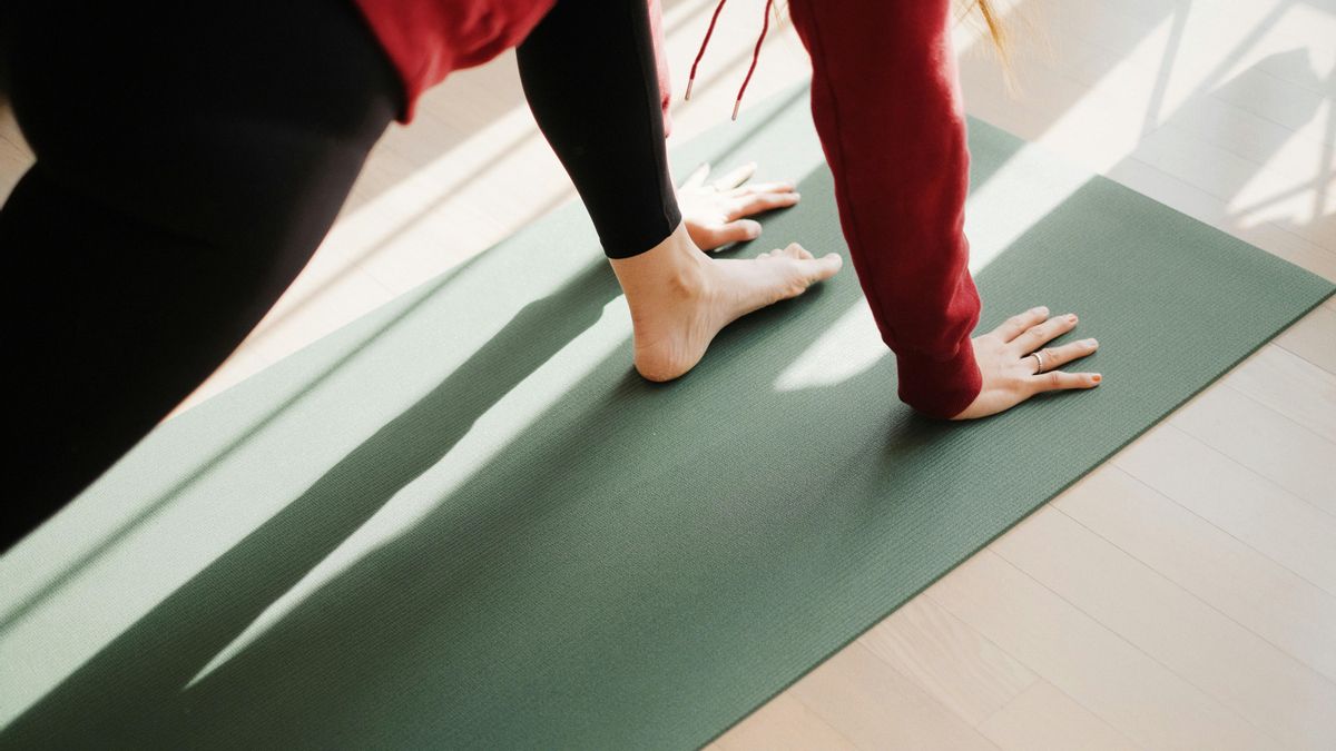 Cómo limpiar una esterilla de yoga y mantenerla cómo nueva según su material