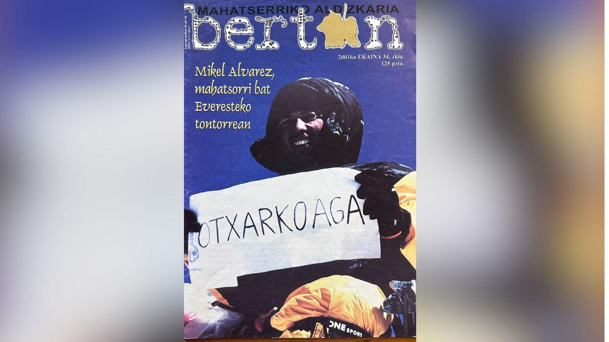 Mikel en la cima del Everest con el cartel de su barrio