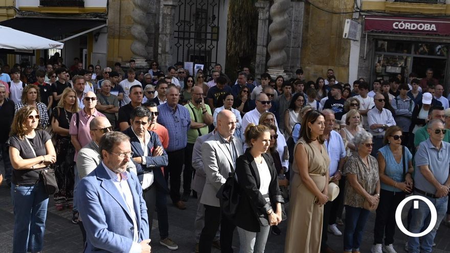 Cientos de personas se suman en Córdoba al minuto de silencio por Álvaro Prieto