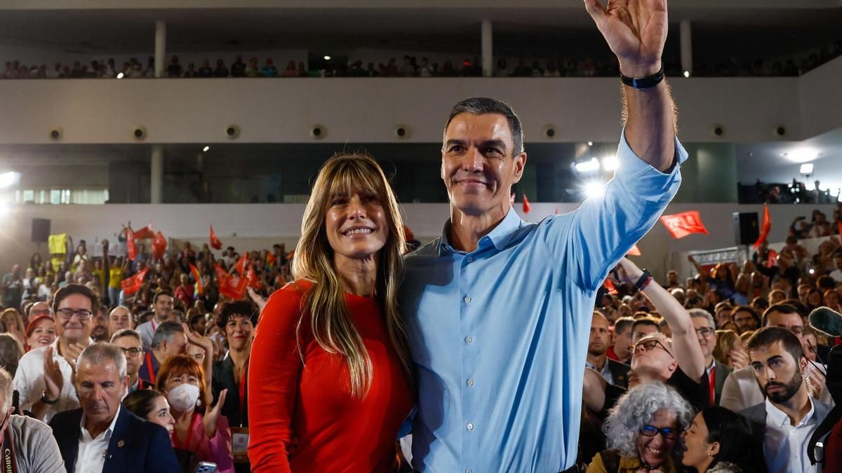 El presidente del Gobierno, Pedro Sánchez, y su mujer Begoña Gómez, saludan a su llegada a la reunión del Comité Federal del PSOE // EFE/ J.J. Guillén
