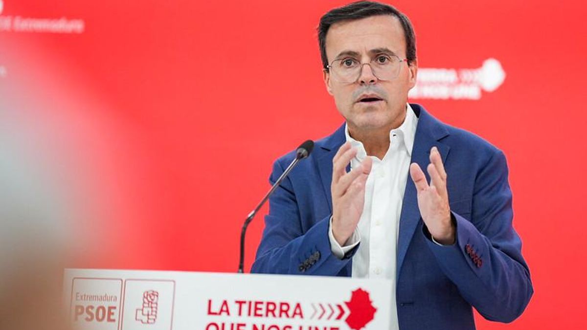 El secretario general del PSOE de Extremadura, Miguel Ángel Gallardo, en la rueda de prensa en Mérida