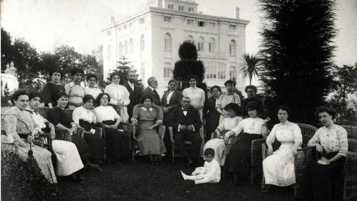 Grupo de personas en la finca del marqués de Valdecilla.