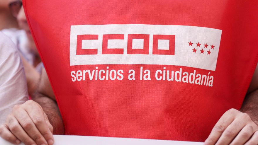 Un hombre con un chaleco de CCOO durante una concentración de CCOO y UGT por los incumplimientos del gobierno con los funcionarios, frente al Ministerio de Hacienda, a 8 de julio de 2025, en Madrid (España).