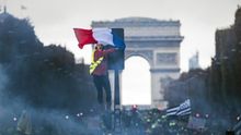Los chalecos amarillos de la Francia invisible, en la calle contra "el presidente de los ricos"