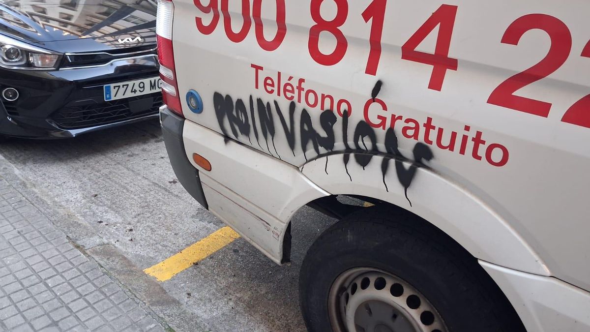 Pintada en un vehículo de Cruz Roja en Ferrol.