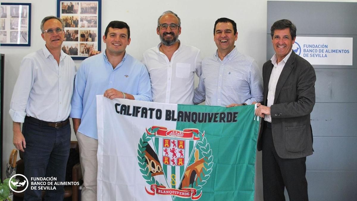 La peña cordobesista Califato Blanquiverde se alía con el Banco de Alimentos de Sevilla