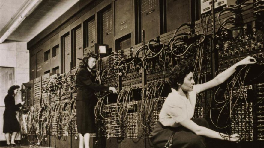 Ordenador ENIAC, uno de los primeros electrónicos, con sus operadoras. // NTB Scanpix