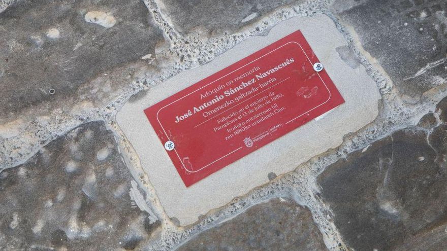 La última medida de Ibarrola como alcaldesa de Pamplona: adoquines en recuerdo a los fallecidos en el encierro