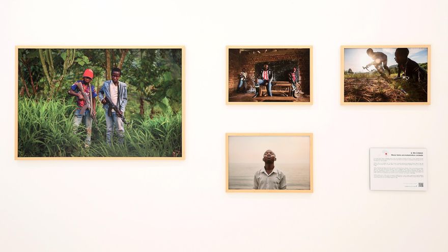 'Messi tiene una kalashnikov oxidada', título de las fotografías que narran la historia de tres niños soldado en la República Democrática del Congo.