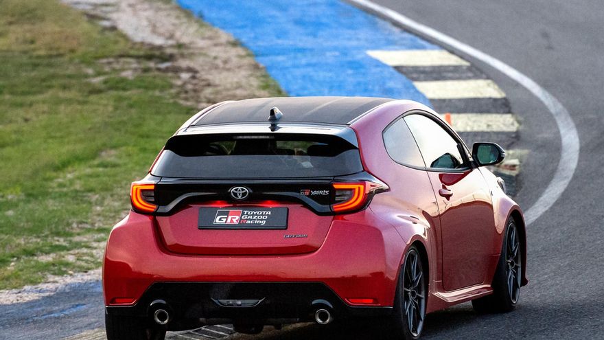 Unidad del Toyota GR Yaris equipada con el 'Circuit Pack', rodando en el Circuito del Jarama.