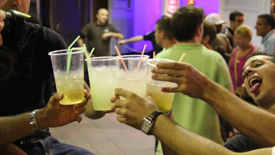 Fin a las despedidas con penes de plástico en la cabeza: el Ayuntamiento de Málaga pide decoro al "turismo de borrachera"