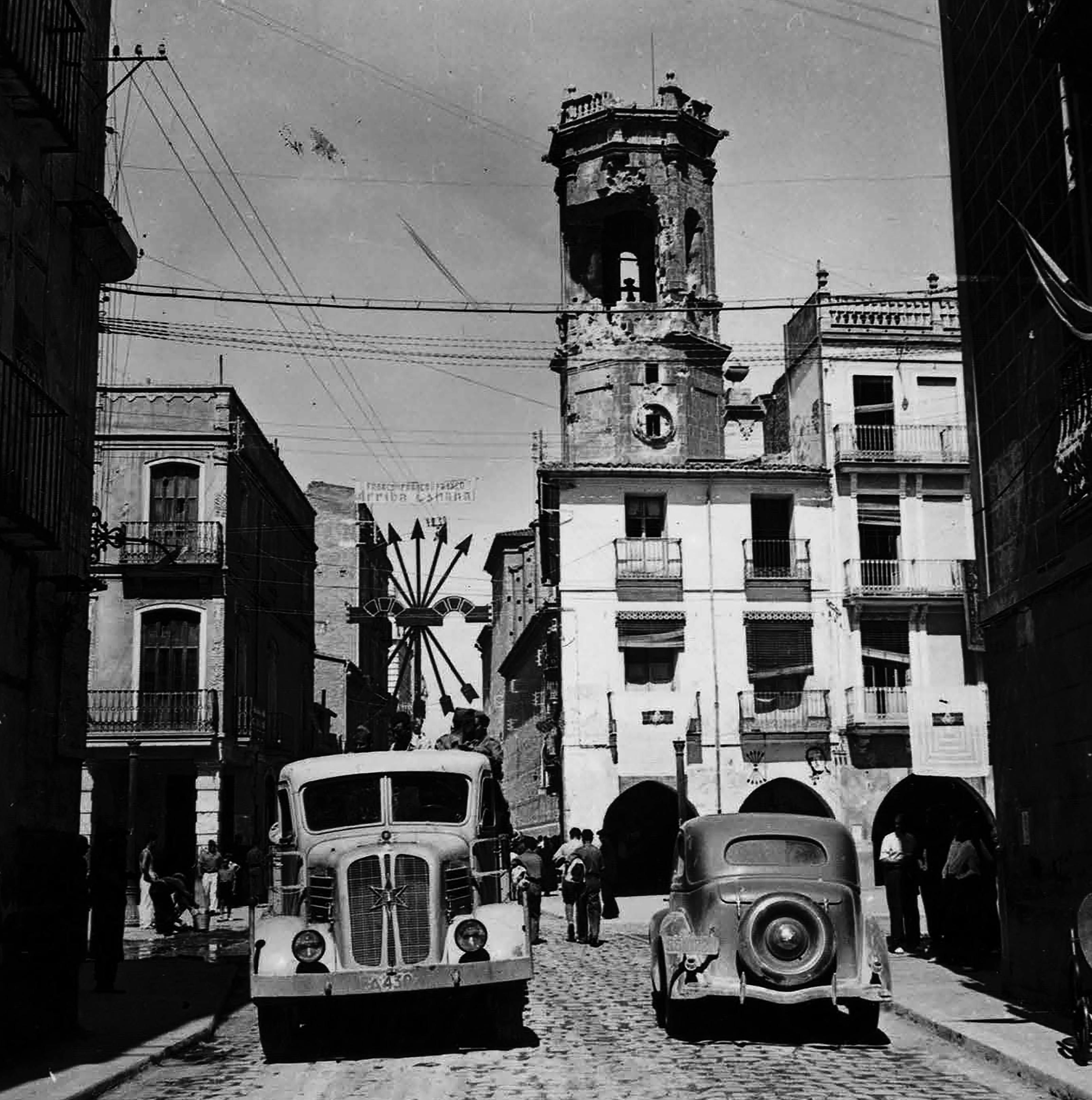 Estat del campanar de l’església de Vila-real, després dels bombardejos republicans
per a inutilitzar l’observatori i les armes automàtiques que els rebels havien instal·lat
allí. (Biblioteca Nacional).