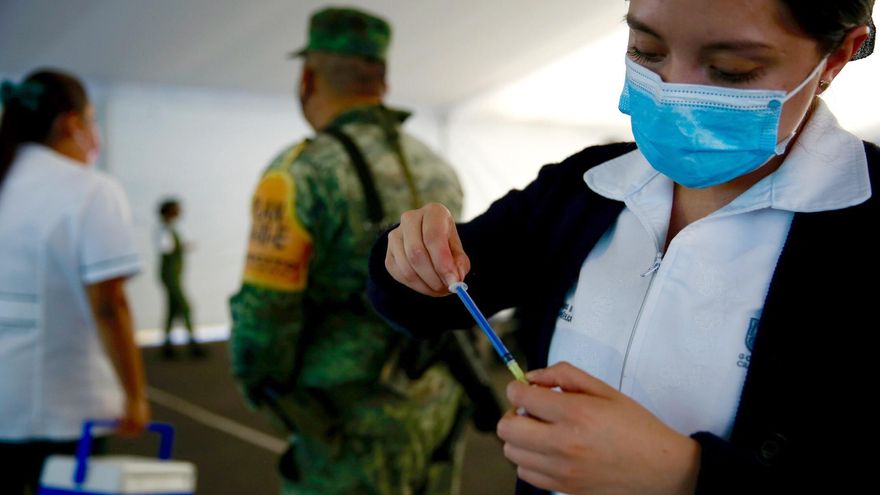 Una enfermera prepara hoy una dosis de la vacuna contra la covid-19, en Ciudad de México (México). EFE/Carlos Ramírez