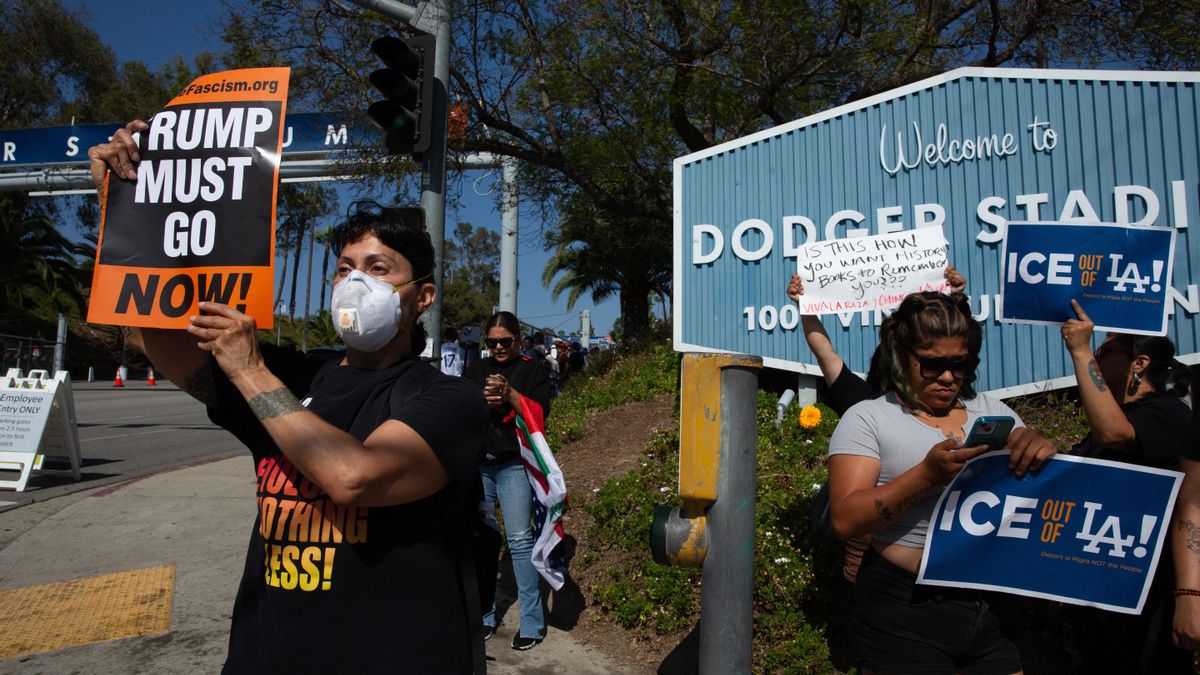 Manifestantes contra la presencia de agentes de ICE en las afueras del Estadio de los Ángeles Dodgers