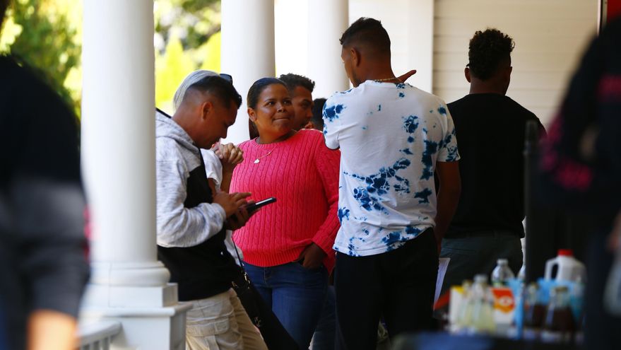 Migrantes trasladados por Florida pueden tener visas como víctimas de un crimen