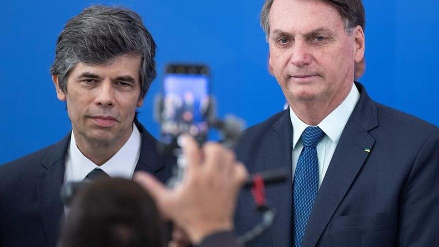 El presidente de Brasil, Jair Bolsonaro (d), y su nuevo Ministro de Salud, Nelson Teich (i), fueron registrados este viernes al posar, durante la posesión de Teich, en el Palacio do Planalto, en Brasilia (Brasil).