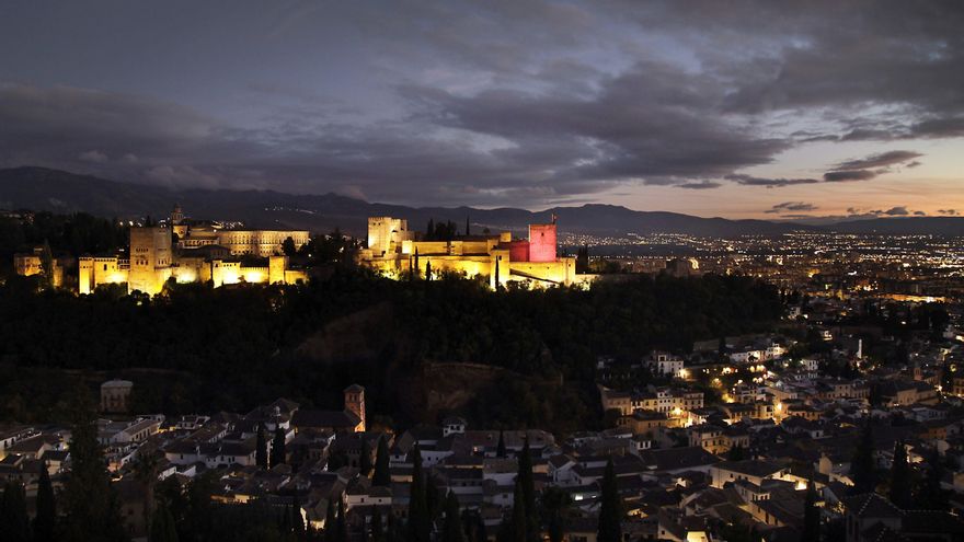 Imagen de archivo de una vista de la Alhambra de Granada iluminada