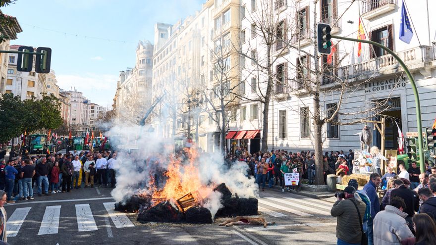 Fogata a las puertas de la Delegación del Gobierno durante la tractorada en Santander