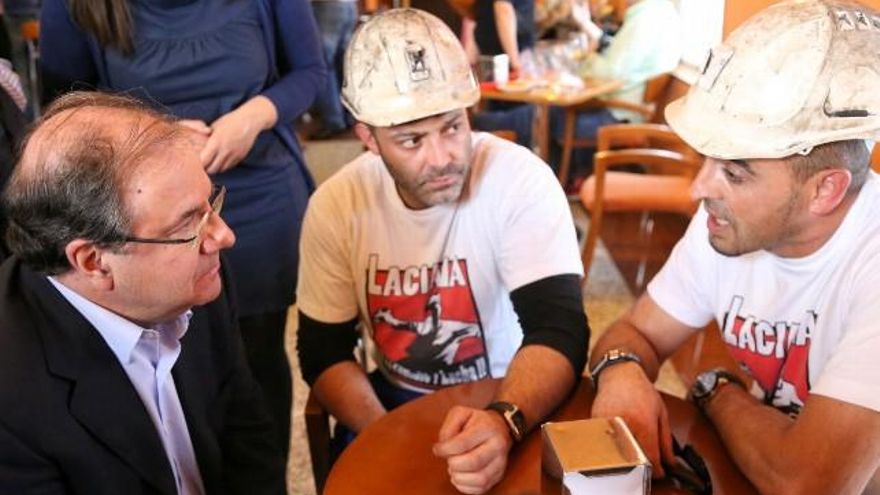 Omar García (centro), en una reunión informal en Ponferrada en 2015 con el por entonces presidente de la Junta, Juan Vicente Herrera. // Eduardo Margareto / ICAL