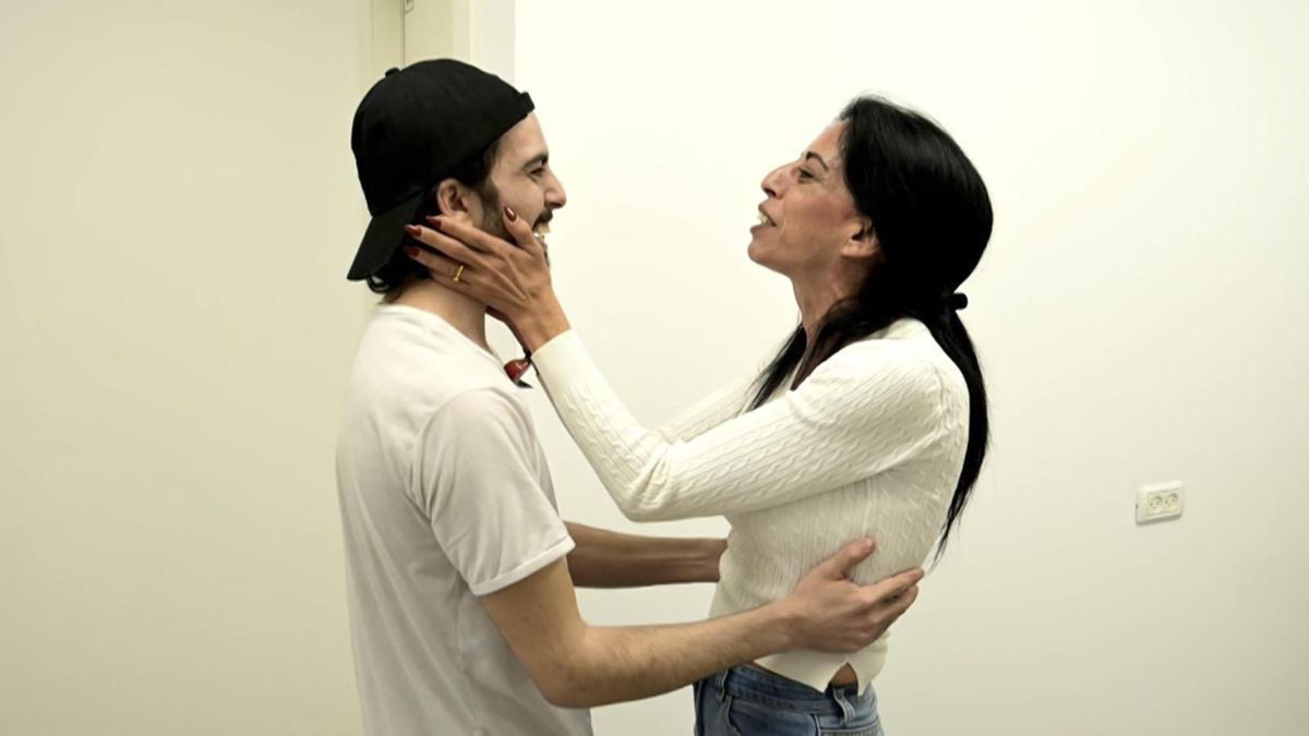 El rehén Matan Zangauker se reúne con su familia en el punto de recepción inicial este lunes en Jerusalén.