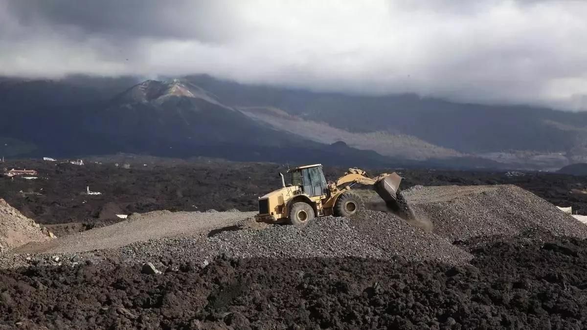 Imagen de archivo de obras de reconstrucción de las carreteras del barrio de La Laguna, afectado por la erupción del volcán Tajogaite.