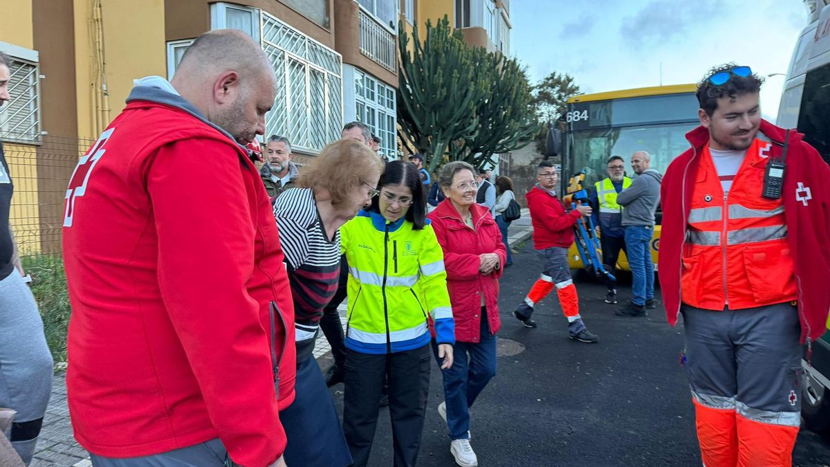 Las intensas lluvias de Therese obligan a desalojar un edificio en Las Palmas ante el riesgo de derrumbe de un muro aledaño