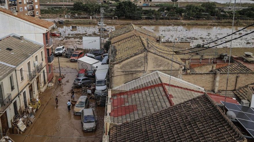 Decenas de coches amontonados, a 31 de octubre de 2024, en Sedaví, Valencia, tras la DANA