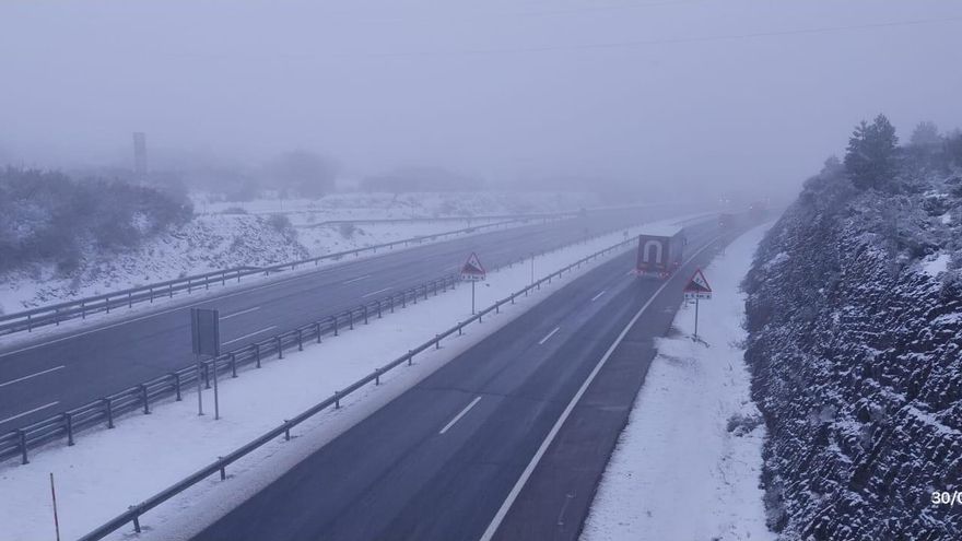 La nieve causa graves incidencias en el tráfico de la provincia de León con cortes de tráfico y más de 30 tramos con cadenas
