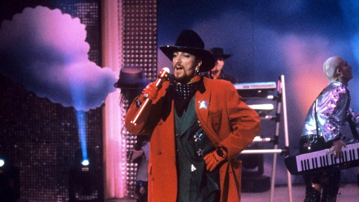 El cantante Tino Casal durante una actuación en el programa de TVE "Viva el espectáculo" en 1990.
