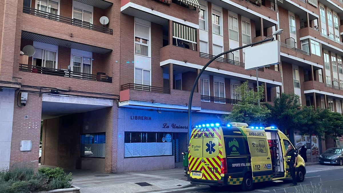 Ambulancia en la calle Pepe Blanco de Logroño