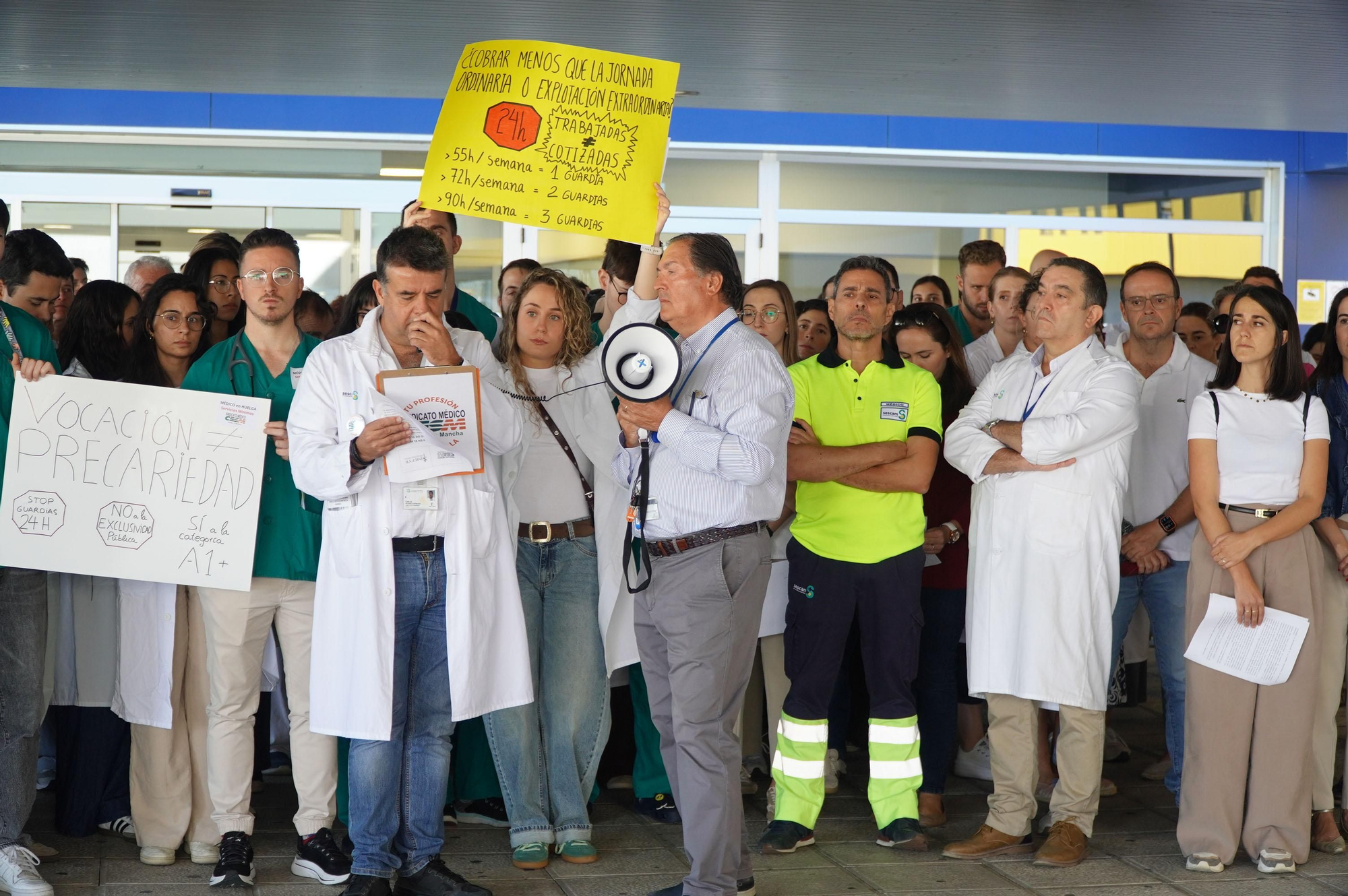 Concentración de profesionales médicos en el Hospital Universitario de Toledo el 3 de octubre de 2025