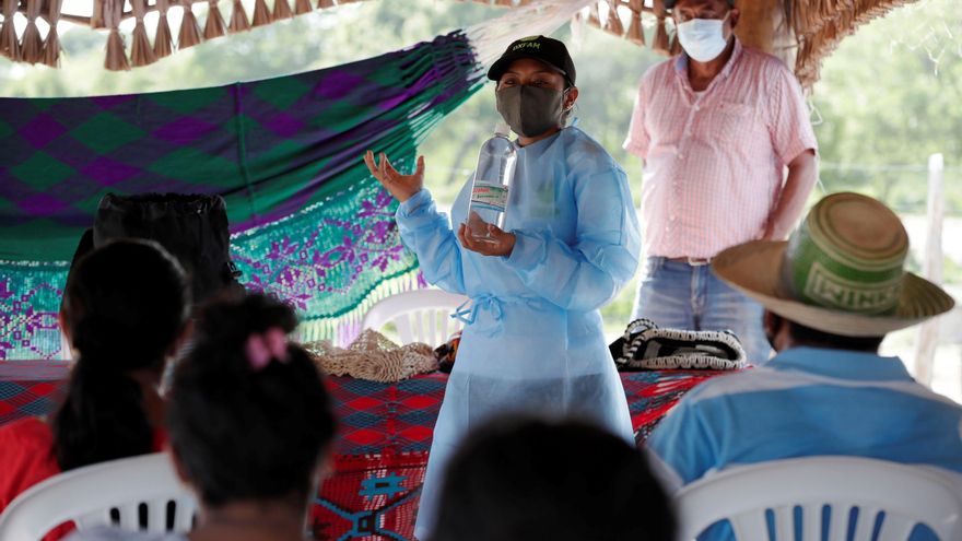 Colombia acumula 35.750.492 dosis aplicadas de vacunas anticovid y 14.771.114 personas cuentan con su esquema completo de inmunización. En la imagen de archivo el registro de una campaña educativa para combatir la propagación del nuevo coronavirus en la comunidad indígena colombiana wayuu. EFE/Carlos Ortega