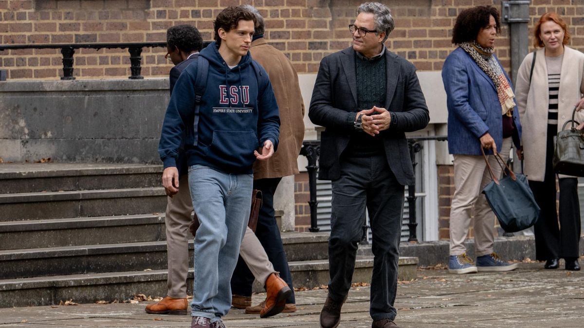 Peter Parker (Tom Holland) habla con su profesor, Bruce Banner (Mark Ruffalo)