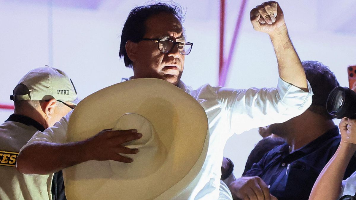 El recuento rápido apunta a una victoria por la mínima del progresista Sánchez sobre la derechista Fujimori en las presidenciales peruanas