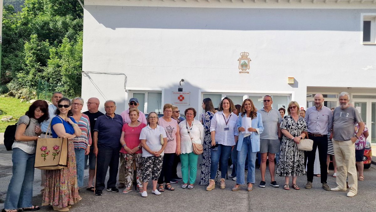 Paula Fernández, junto al alcalde y vecinos de Puente Viesgo frente al consultorio médico.