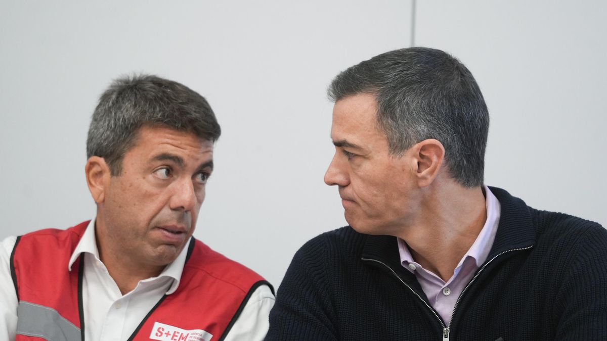 Archivo - El presidente de la Generalitat valenciana, Carlos Mazón (i) y el presidente del Gobierno, Pedro Sánchez (d), durante una reunión en el Centro de Coordinación Operativo Integrado (CECOPI) de la Comunitat Valenciana, a 31 de octubre de 2024