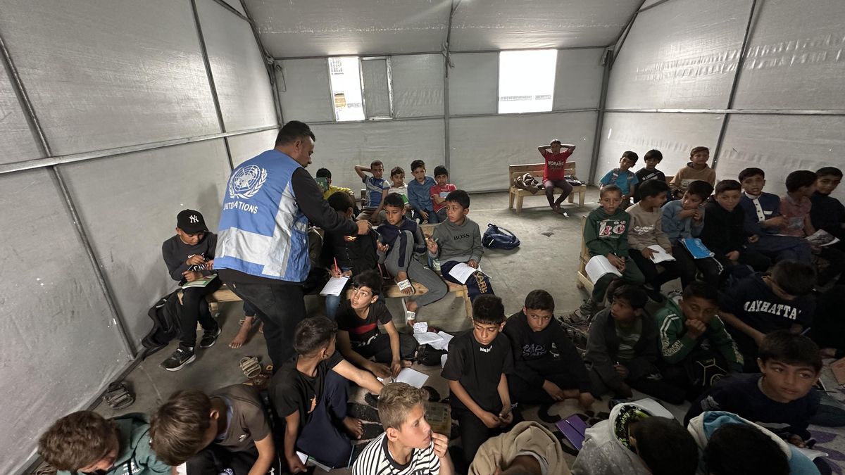 Los espacios de aprendizaje temporal de UNRWA protegen a los menores de Gaza del analfabetismo