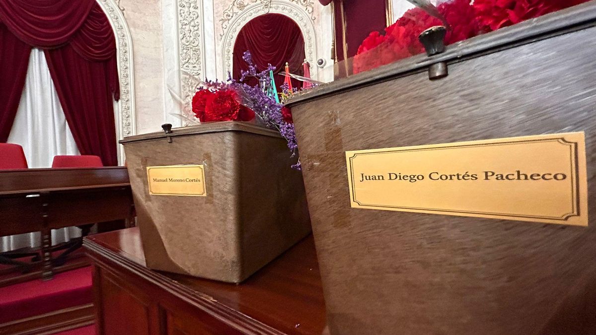 Detalle de las dos cajas con los restos.
